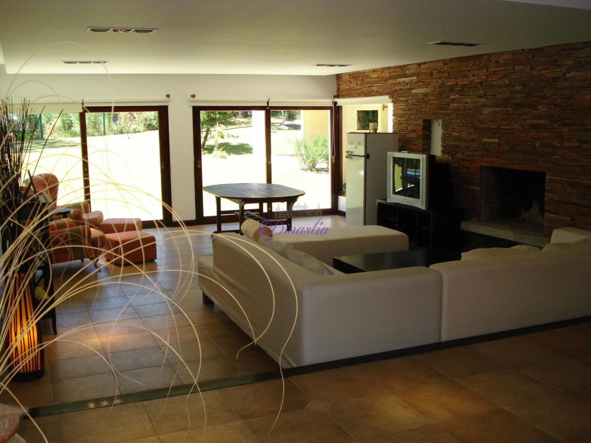 Casa ID.90 - Venta Casa de 4 dormitorios y dependencia en San Rafael, Punta del Este.