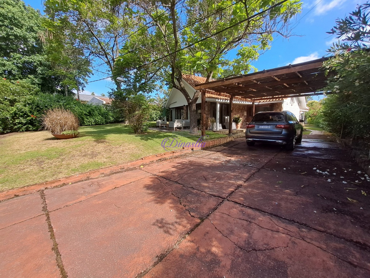 Casa ID.64 - Alquiler temporario Casa de 3 dormitorios en Pinares, Punta del Este.
