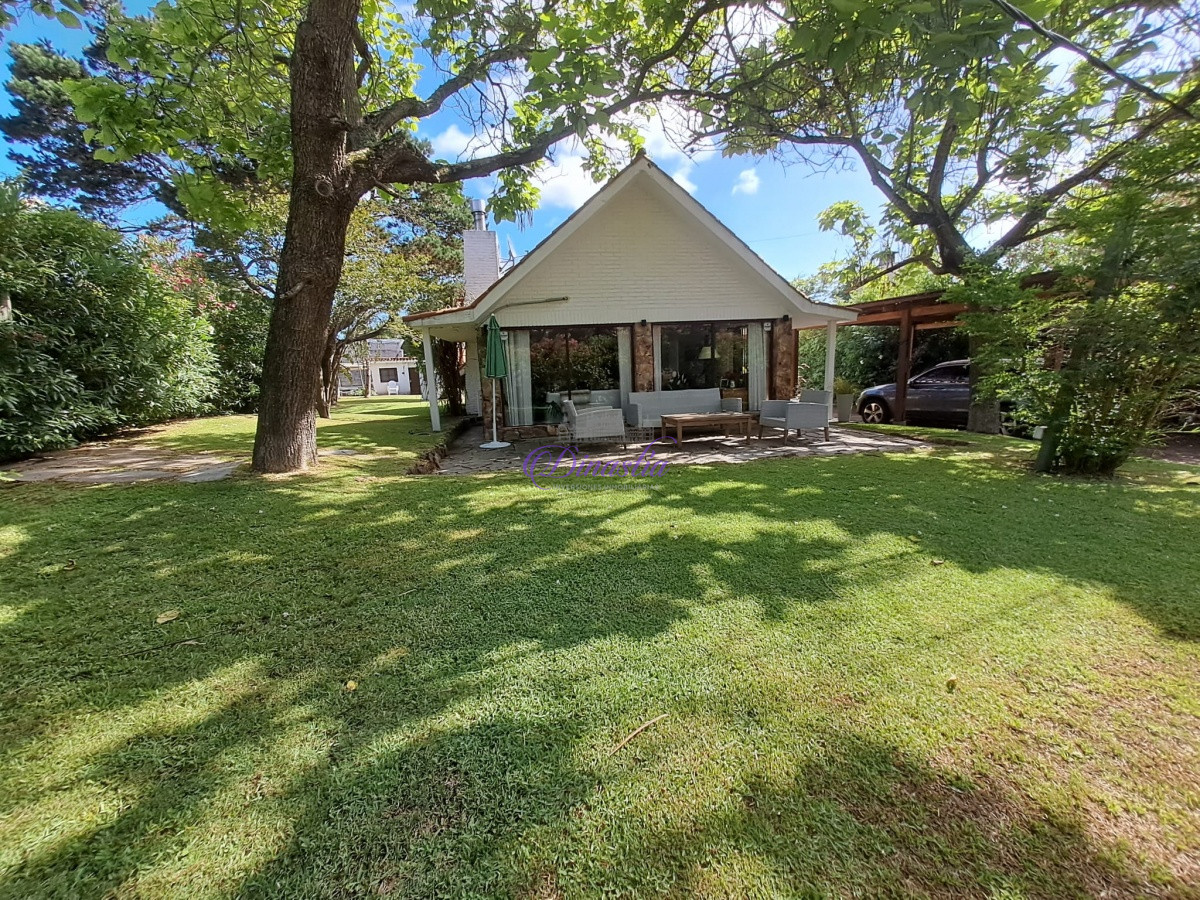 Casa ID.64 - Alquiler temporario Casa de 3 dormitorios en Pinares, Punta del Este.