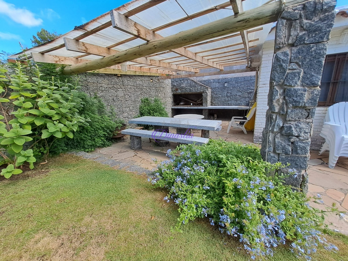 Casa ID.64 - Alquiler temporario Casa de 3 dormitorios en Pinares, Punta del Este.