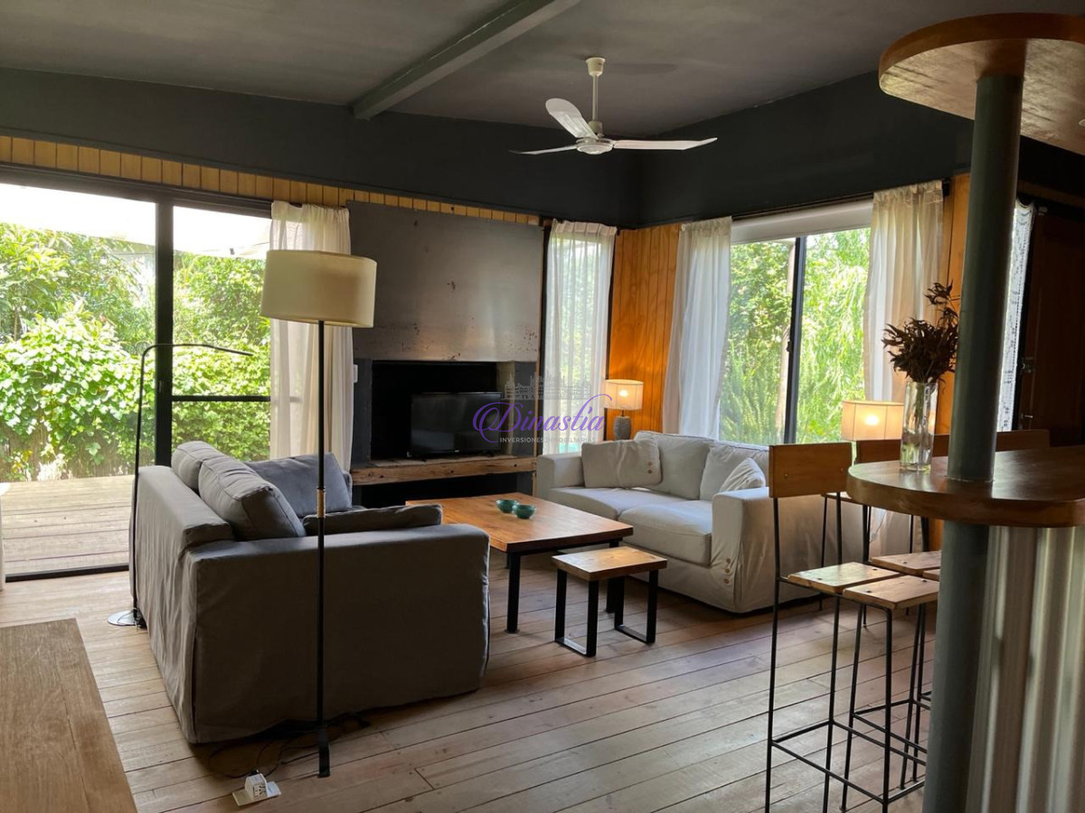 Casa ID.473 - Alquiler Casa de 2 Dormitorios a pocos metros del mar en La Barra, Punta del Este