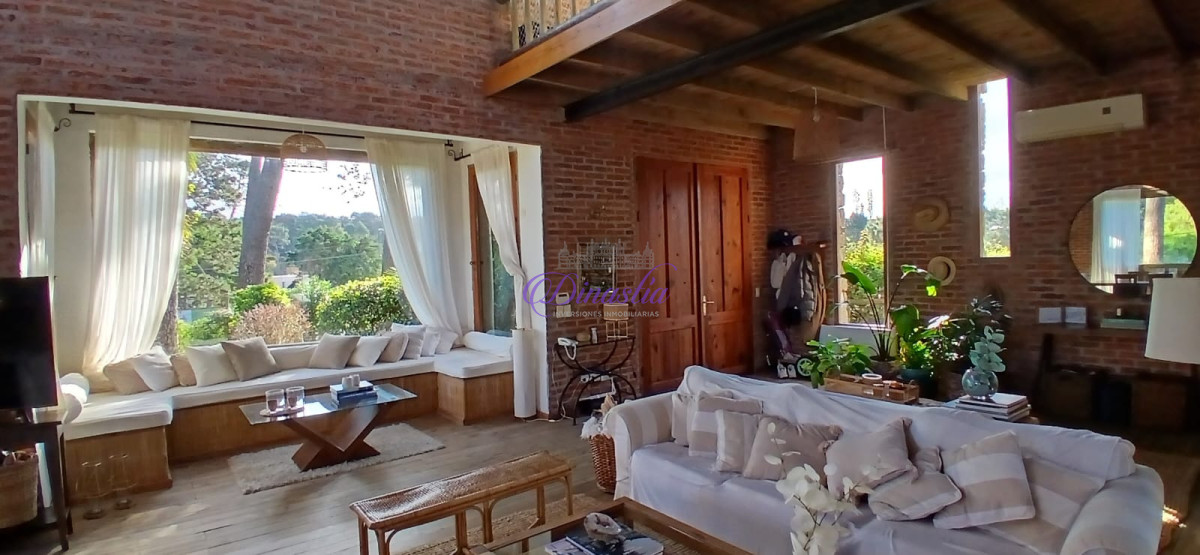 Casa ID.472 - Alquiler Temporal Casa 3 dormitorios y dependencia en Zona de La Arbolada, Punta del Este