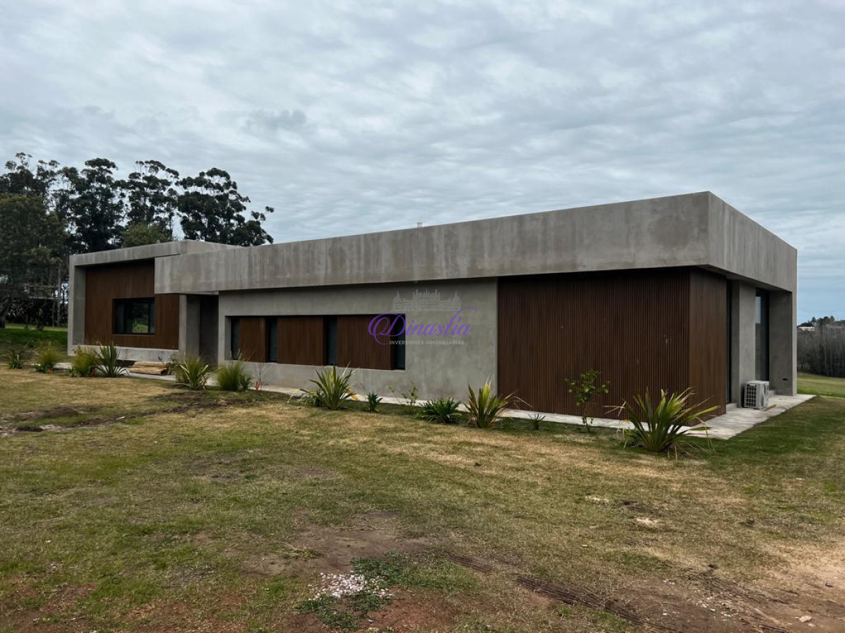 Casa ID.319 - Venta Casa de 4 dormitorios y dependencia en B° privado El Quijote, La Barra