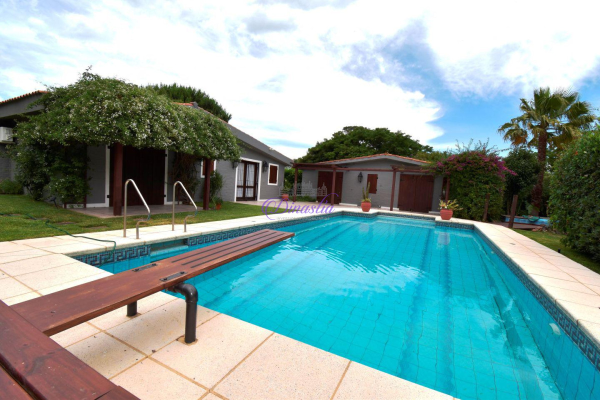 Casa ID.31 - Alquiler temporal Casa de 5 dormitorios en Pinares, Punta del Este.