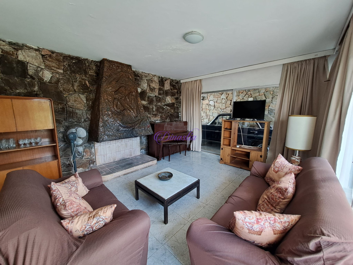 Casa ID.128 - Alquiler Anual Casa 3 dormitorios en Playa Mansa, Punta del Este