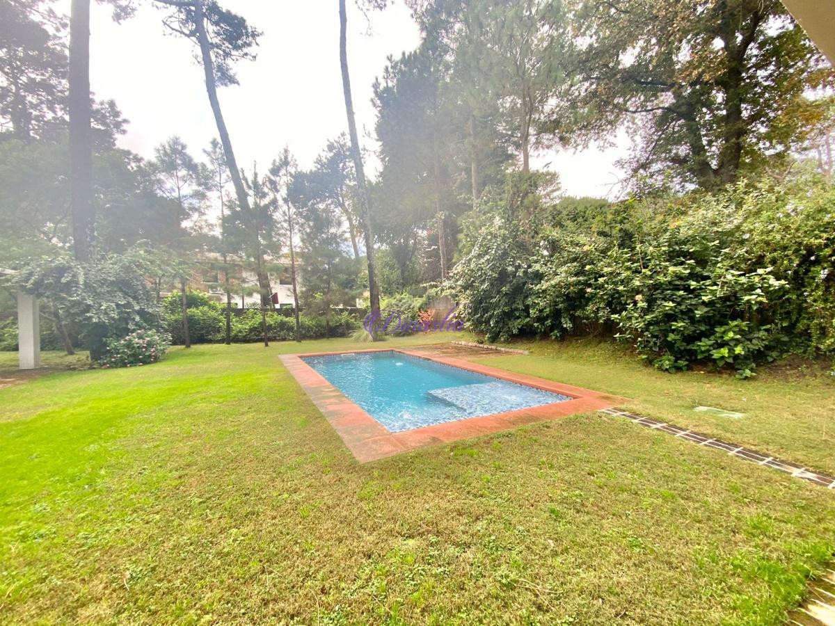 Casa ID.42 - Venta  y Alquiler temporario de Casa de  4 Dormitorios en Playa Mansa, Punta del Este.