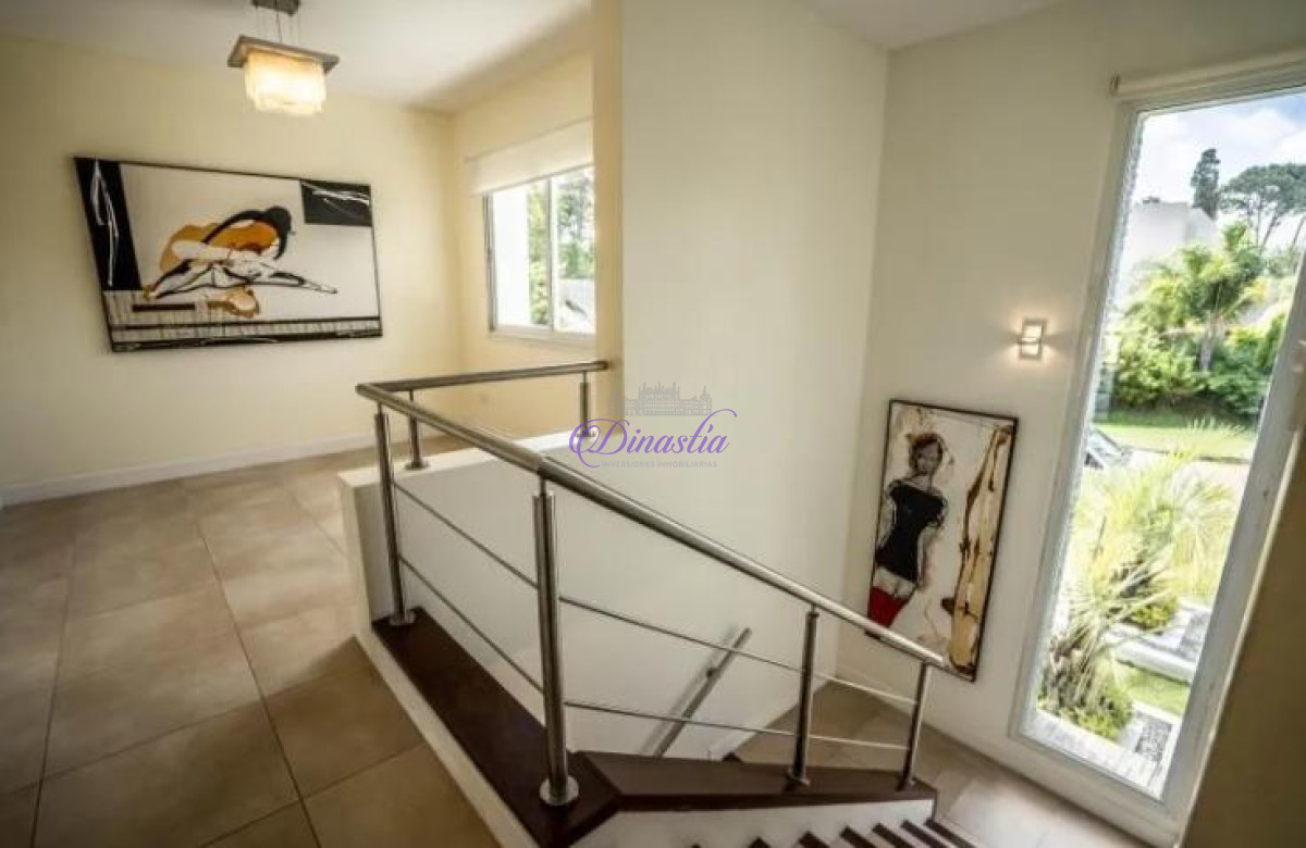 Casa ID.46 - Venta y Alquiler temporario de excelente Casa 4 dormitorios en Boulevard Park, Punta del Este.