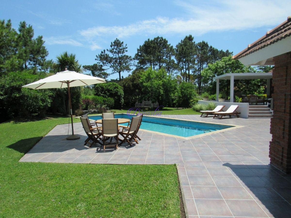 Casa ID.47 - Venta y Alquiler temporario de Casa 5 Dormitorios en B° Golf, Punta del Este
