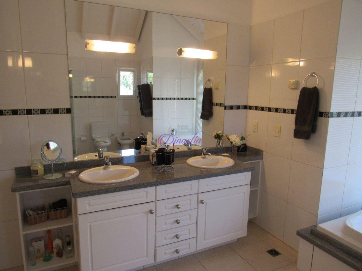 Casa ID.47 - Venta y Alquiler temporario de Casa 5 Dormitorios en B° Golf, Punta del Este