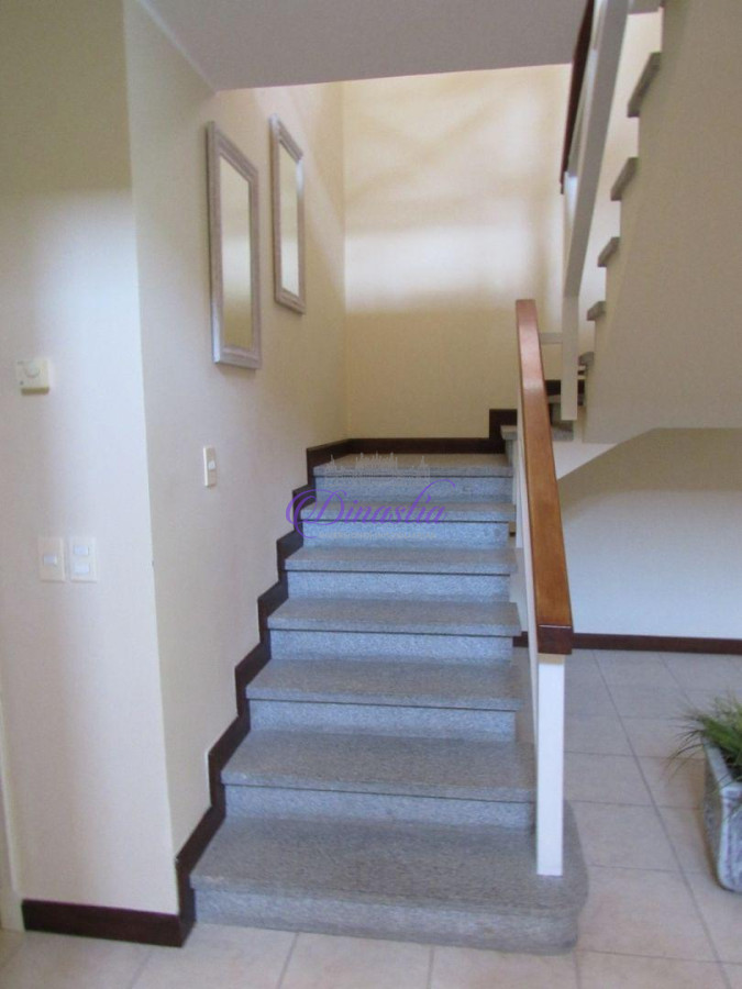 Casa ID.47 - Venta y Alquiler temporario de Casa 5 Dormitorios en B° Golf, Punta del Este