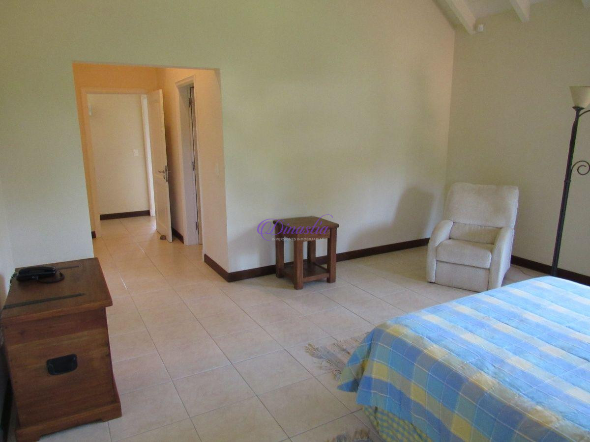 Casa ID.47 - Venta y Alquiler temporario de Casa 5 Dormitorios en B° Golf, Punta del Este