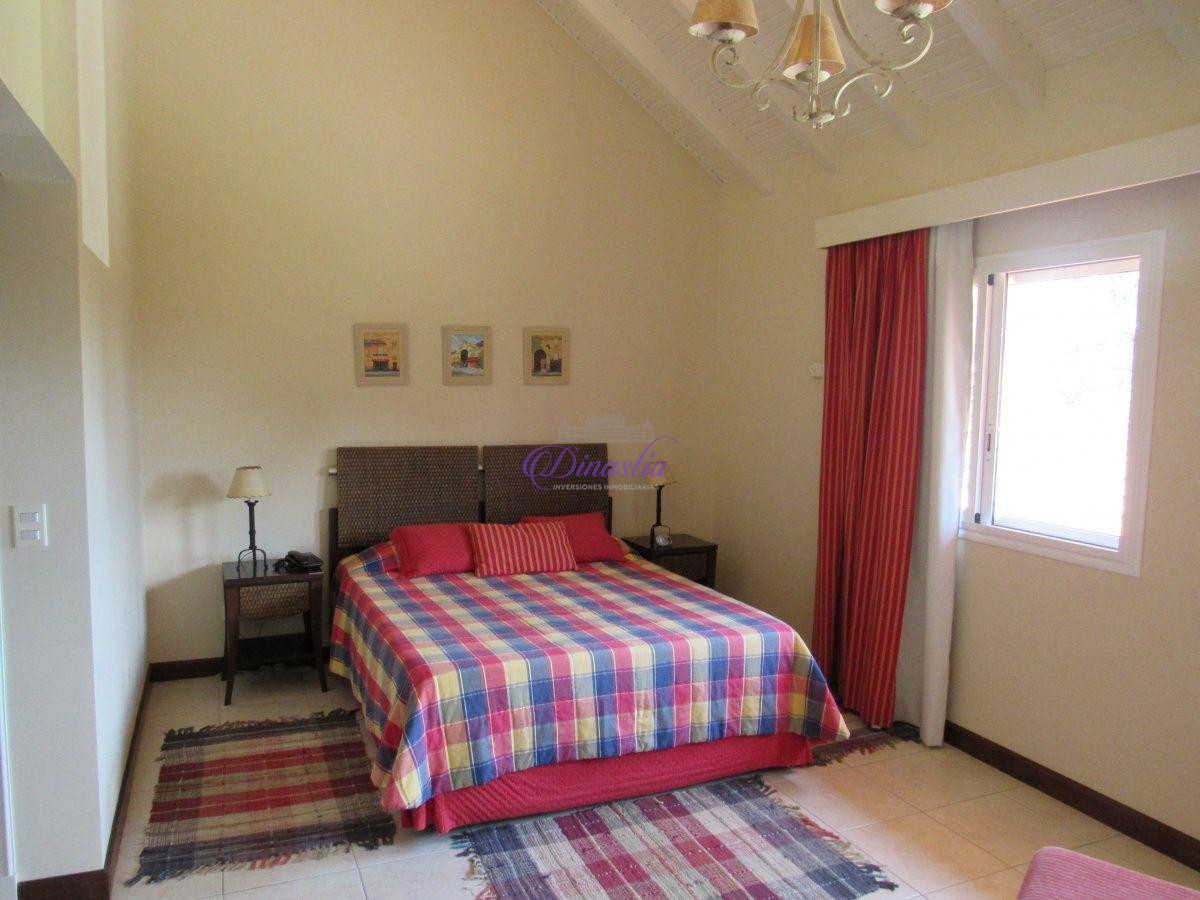 Casa ID.47 - Venta y Alquiler temporario de Casa 5 Dormitorios en B° Golf, Punta del Este