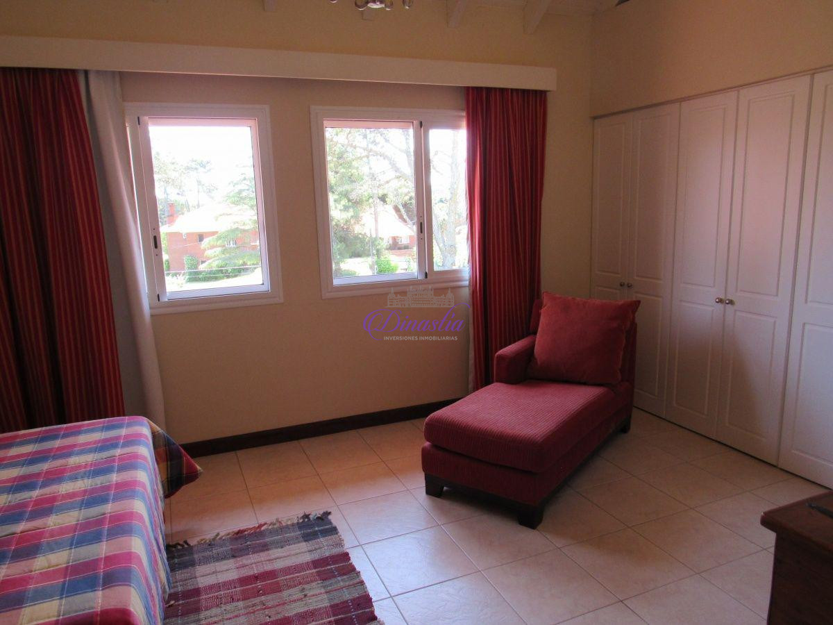 Casa ID.47 - Venta y Alquiler temporario de Casa 5 Dormitorios en B° Golf, Punta del Este