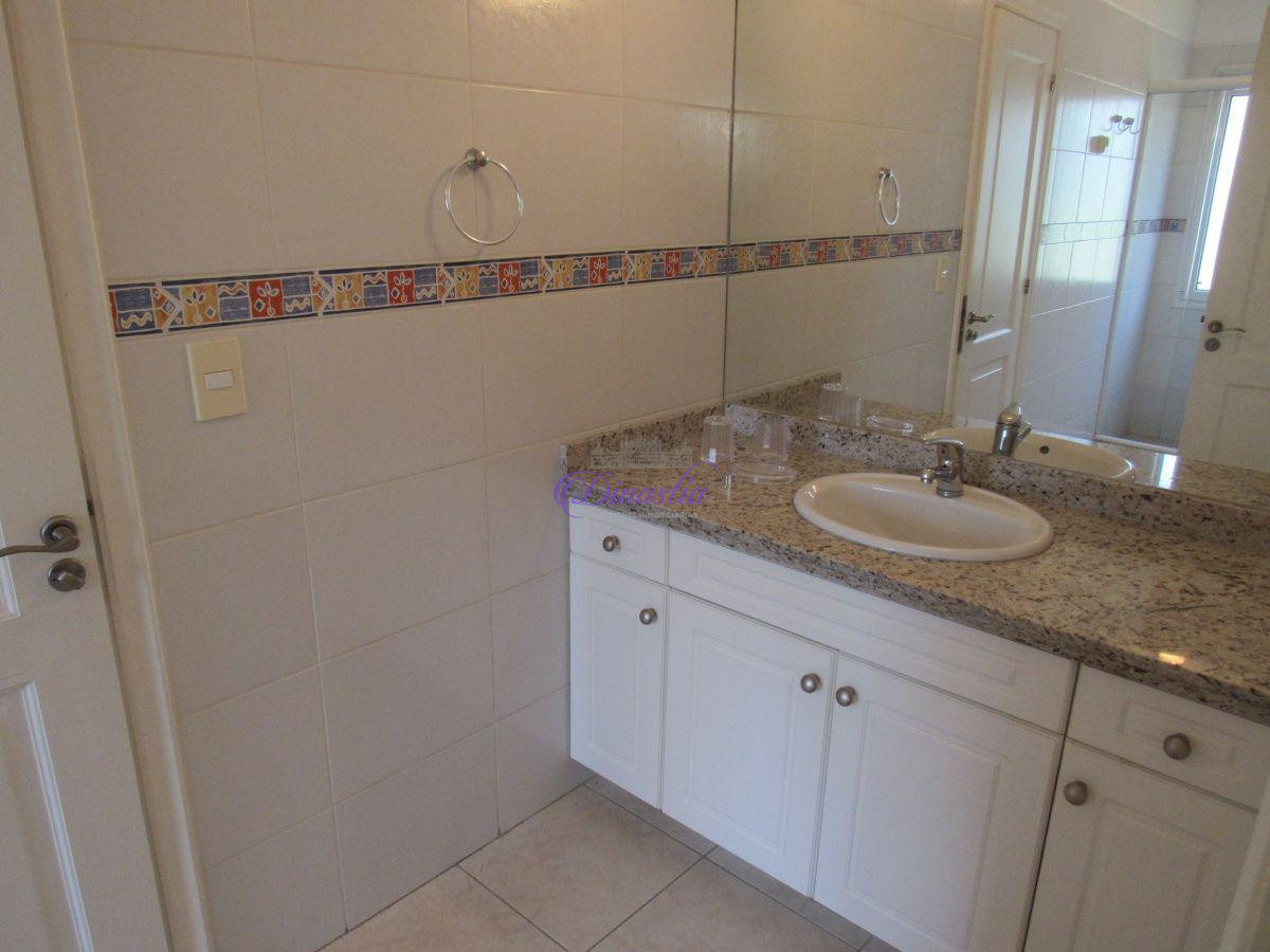 Casa ID.47 - Venta y Alquiler temporario de Casa 5 Dormitorios en B° Golf, Punta del Este