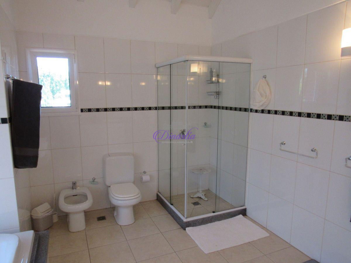 Casa ID.47 - Venta y Alquiler temporario de Casa 5 Dormitorios en B° Golf, Punta del Este