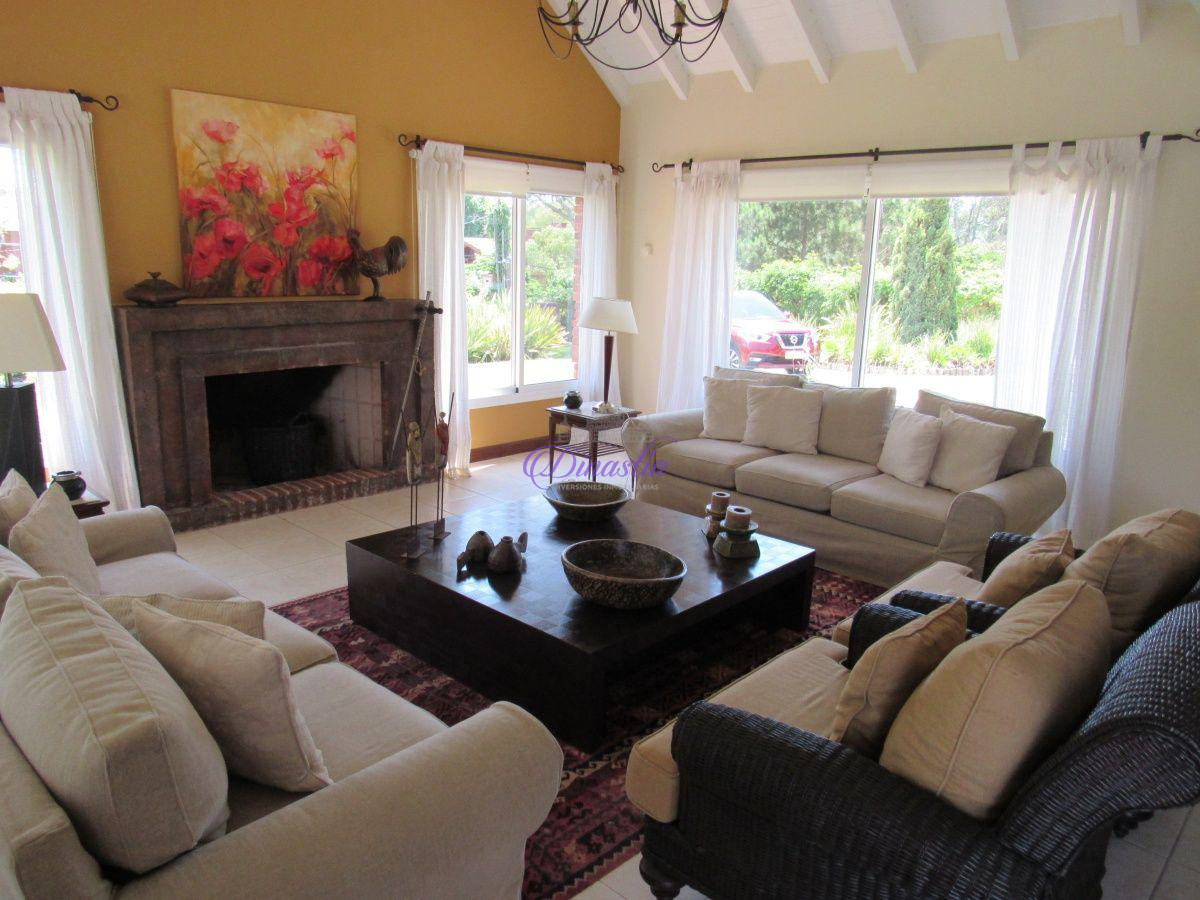 Casa ID.47 - Venta y Alquiler temporario de Casa 5 Dormitorios en B° Golf, Punta del Este