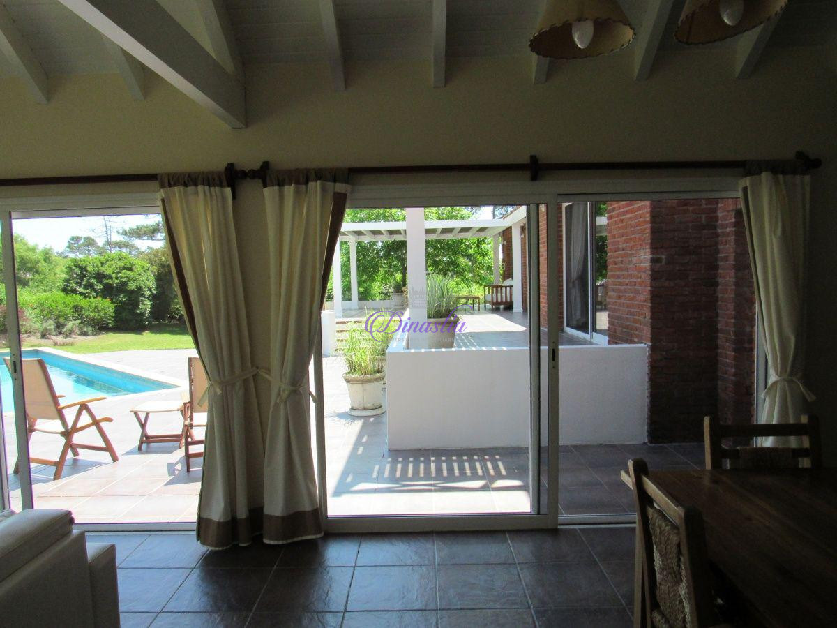 Casa ID.47 - Venta y Alquiler temporario de Casa 5 Dormitorios en B° Golf, Punta del Este