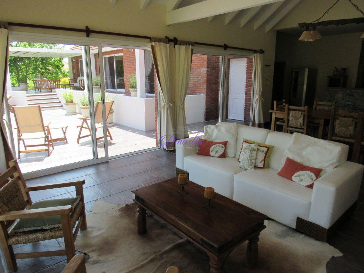 Casa ID.47 - Venta y Alquiler temporario de Casa 5 Dormitorios en B° Golf, Punta del Este