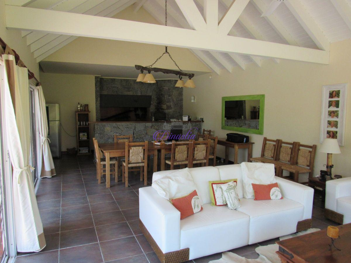 Casa ID.47 - Venta y Alquiler temporario de Casa 5 Dormitorios en B° Golf, Punta del Este