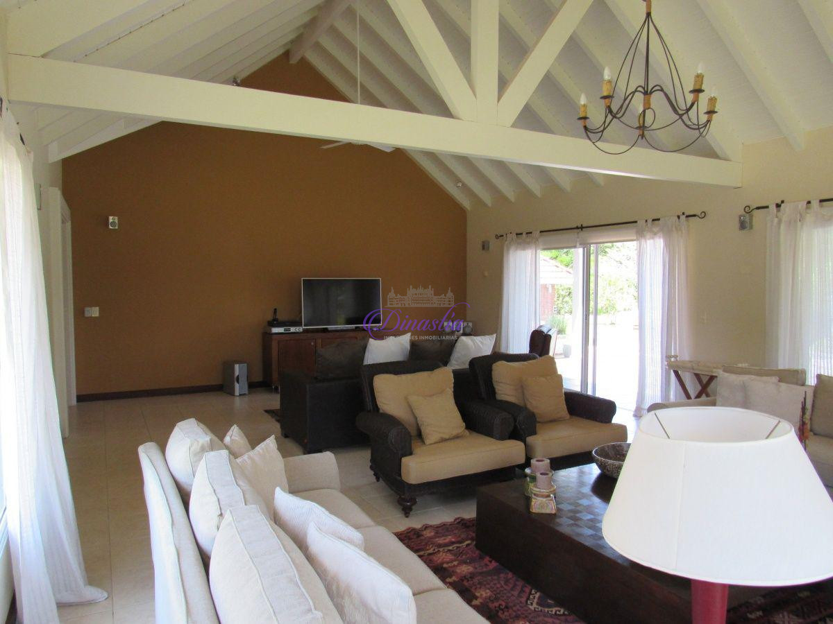 Casa ID.47 - Venta y Alquiler temporario de Casa 5 Dormitorios en B° Golf, Punta del Este