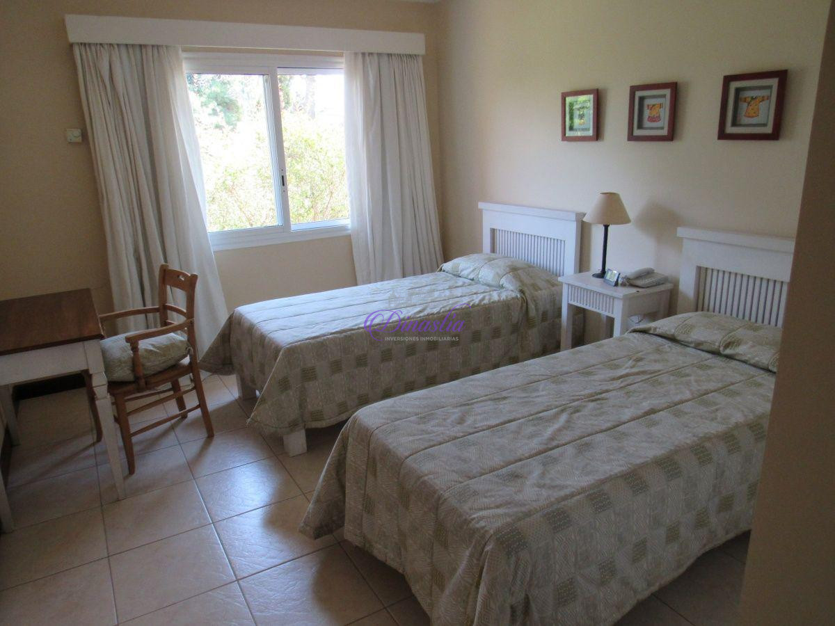 Casa ID.47 - Venta y Alquiler temporario de Casa 5 Dormitorios en B° Golf, Punta del Este