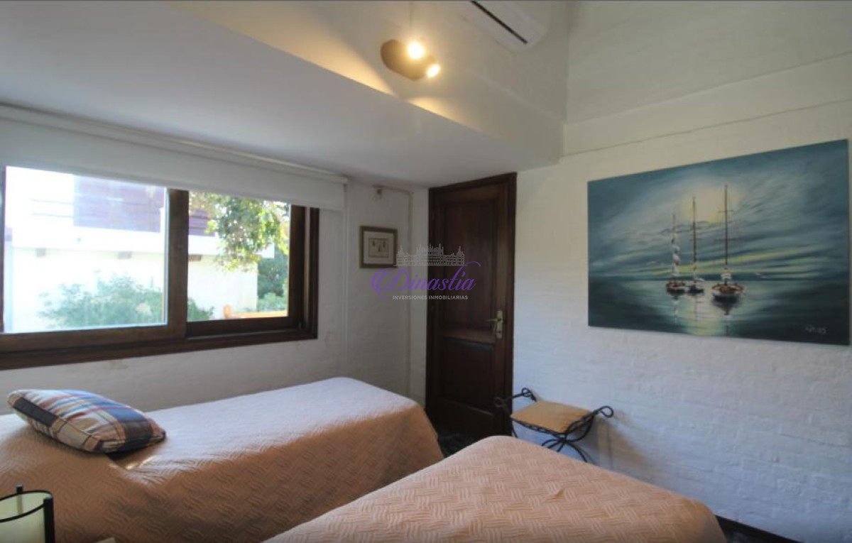 Casa ID.57 - Venta y Alquiler temporario Casa 4 dormitorios en Rincon del Indio, Punta del Este.