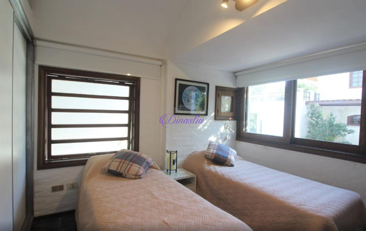 Casa ID.57 - Venta y Alquiler temporario Casa 4 dormitorios en Rincon del Indio, Punta del Este.