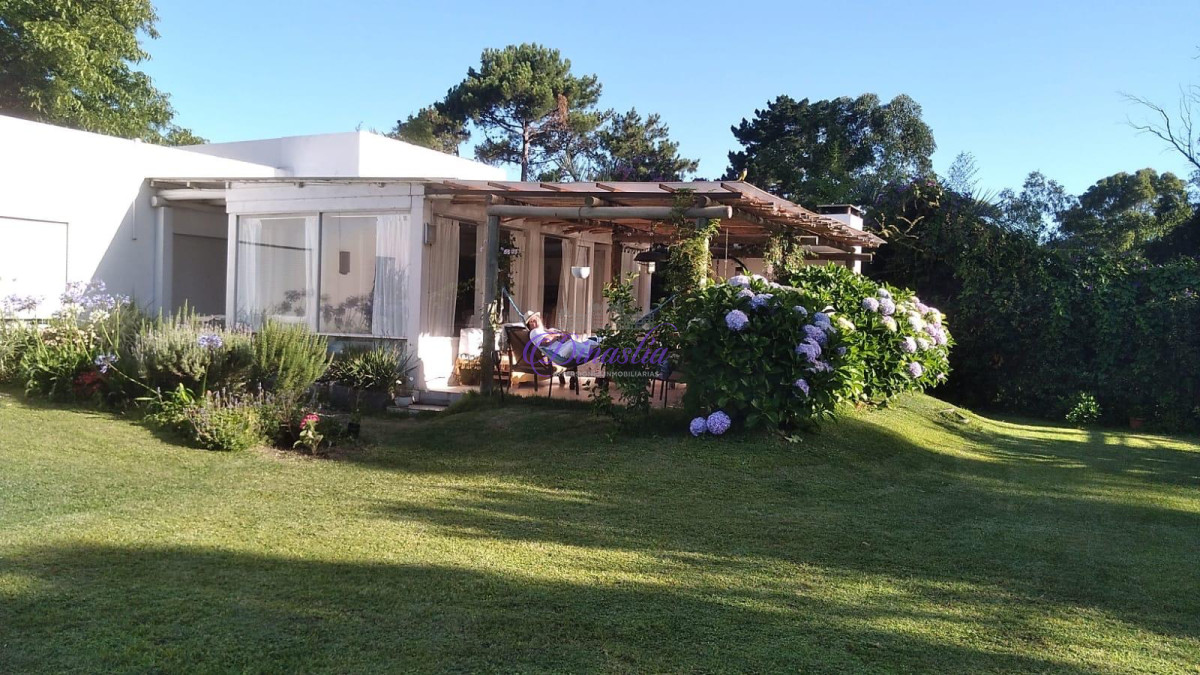 Casa ID.49 - Alquiler Temporario Casa de 3 dormitorios en La Barra, Maldonado.