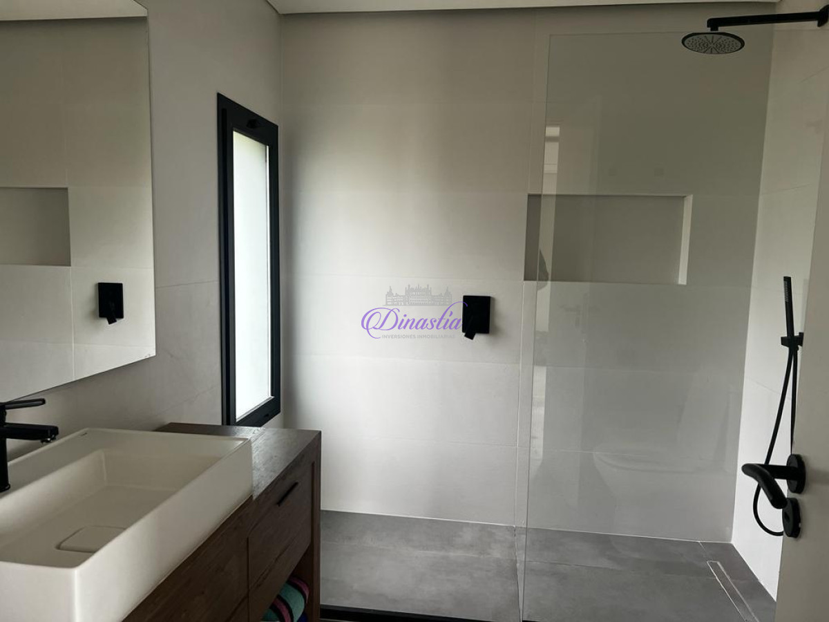 Casa ID.319 - Venta Casa de 4 dormitorios y dependencia en B° privado El Quijote, La Barra