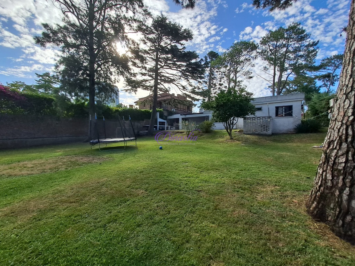 Casa ID.128 - Alquiler Anual Casa 3 dormitorios en Playa Mansa, Punta del Este