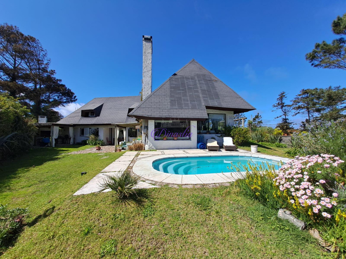 Casa ID.7 - Alquiler Casa de 5 dormitorios y dependencia en Pinares, Punta del Este.