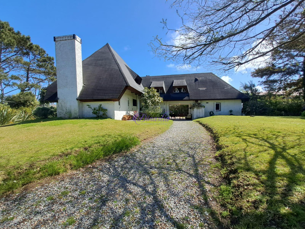 Casa ID.7 - Alquiler Casa de 5 dormitorios y dependencia en Pinares, Punta del Este.