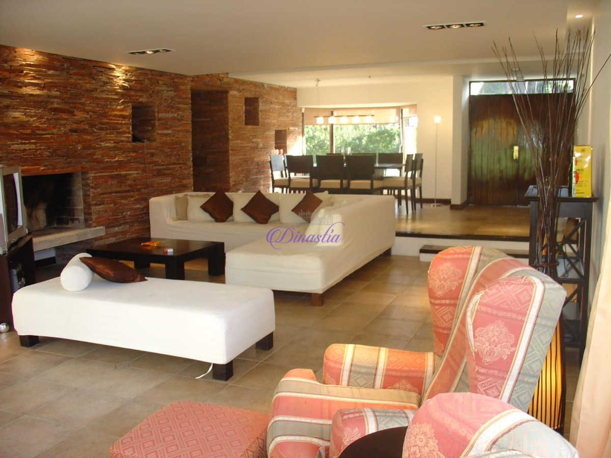 Casa ID.90 - Venta Casa de 4 dormitorios y dependencia en San Rafael, Punta del Este.