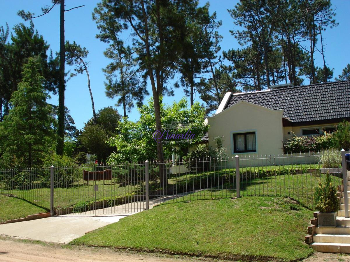 Casa ID.90 - Venta Casa de 4 dormitorios y dependencia en San Rafael, Punta del Este.