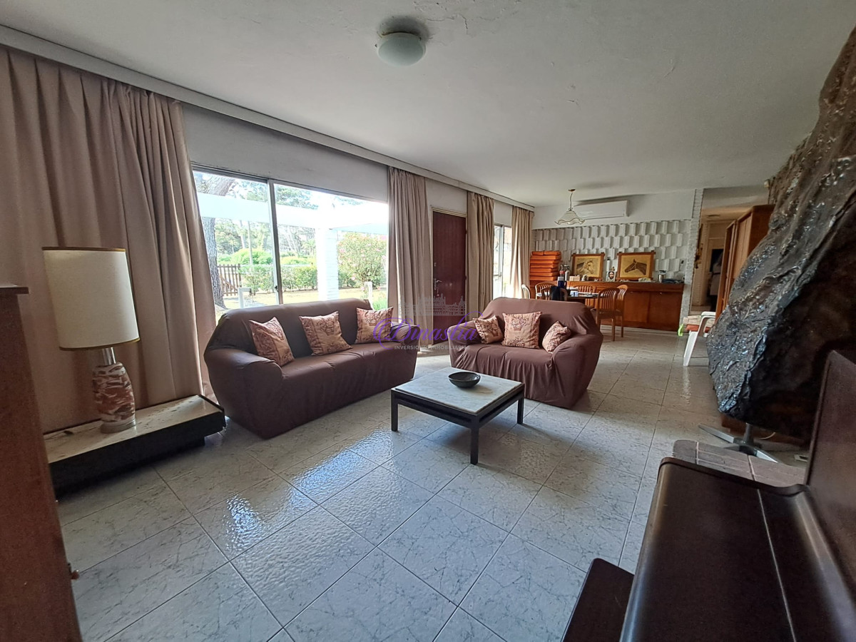 Casa ID.128 - Alquiler Anual Casa 3 dormitorios en Playa Mansa, Punta del Este
