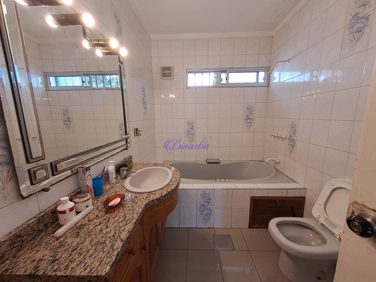 Casa ID.128 - Alquiler Anual Casa 3 dormitorios en Playa Mansa, Punta del Este