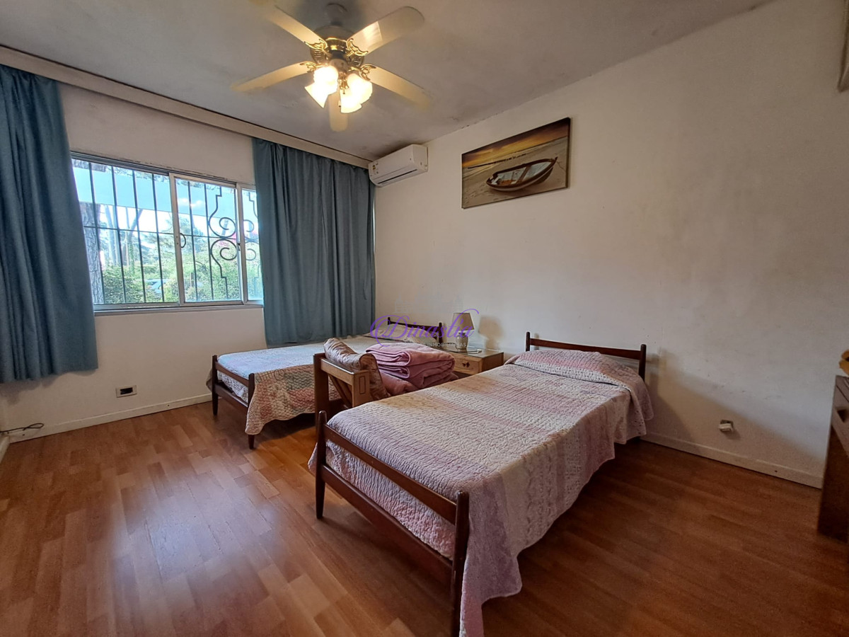 Casa ID.128 - Alquiler Anual Casa 3 dormitorios en Playa Mansa, Punta del Este