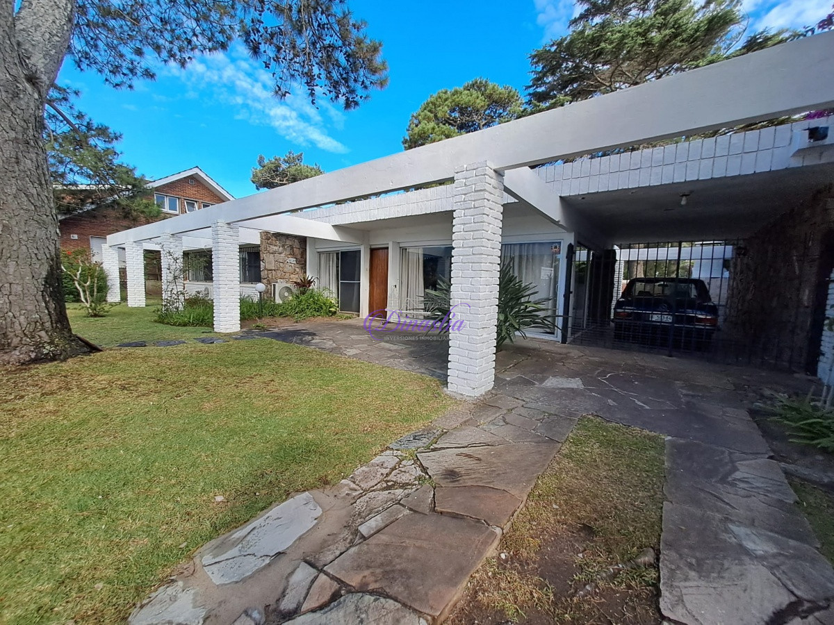 Casa ID.128 - Alquiler Anual Casa 3 dormitorios en Playa Mansa, Punta del Este