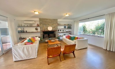 Venta  y Alquiler temporario de Casa de  4 Dormitorios en Playa Mansa, Punta del Este.
