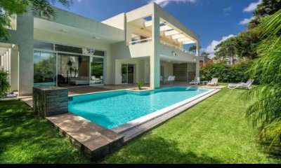 Venta y Alquiler temporario de excelente Casa 4 dormitorios en Boulevard Park, Punta del Este.