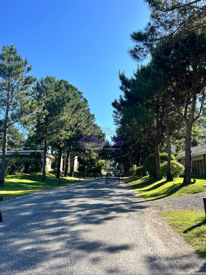 Terreno ID.441 - Venta Terreno en Barrio Privado La Residence, Punta del Este.