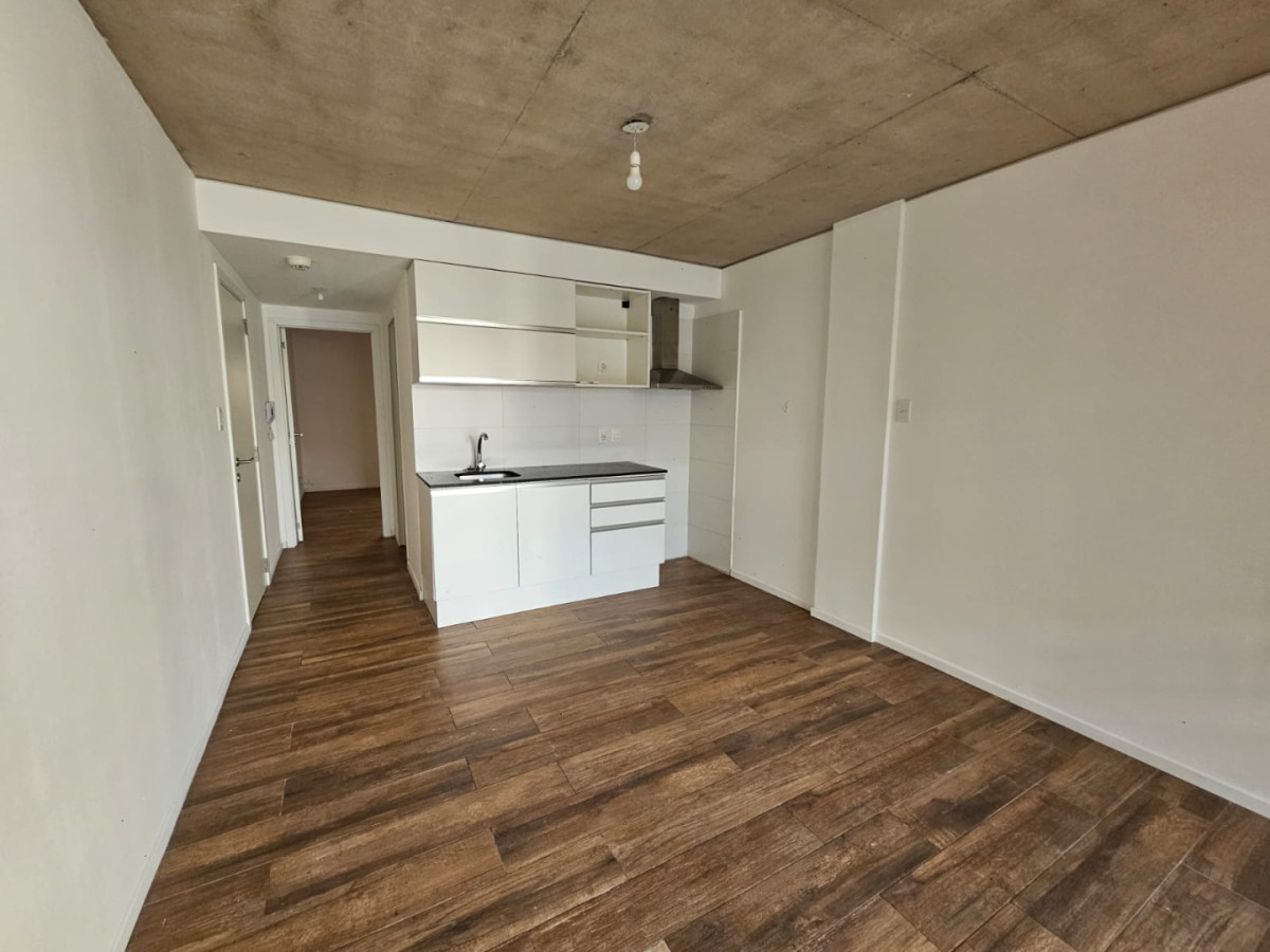 Apartamento ID.6010 - Alquiler Apartamento 1 Dormitorio Pocitos con patio y cochera