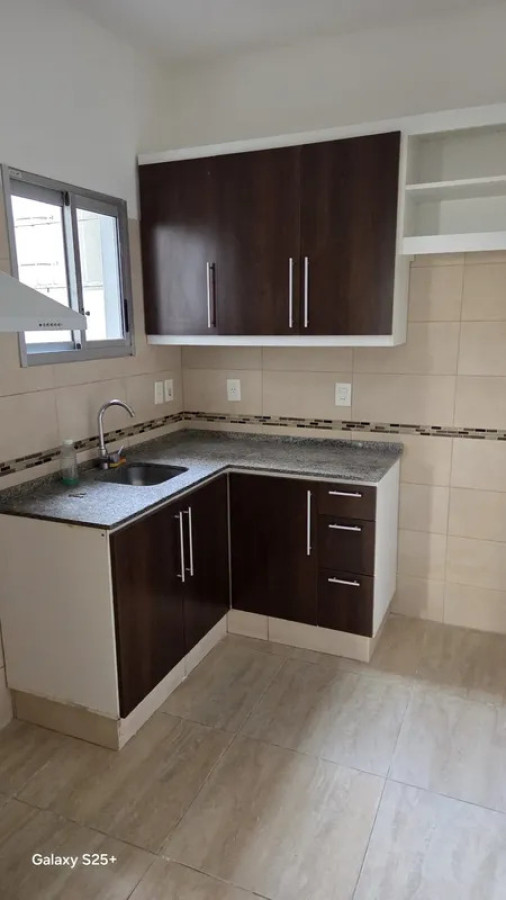 Apartamento ID.6827 - Alquiler Apartamento 1 Dormitorio La Comercial con patio 