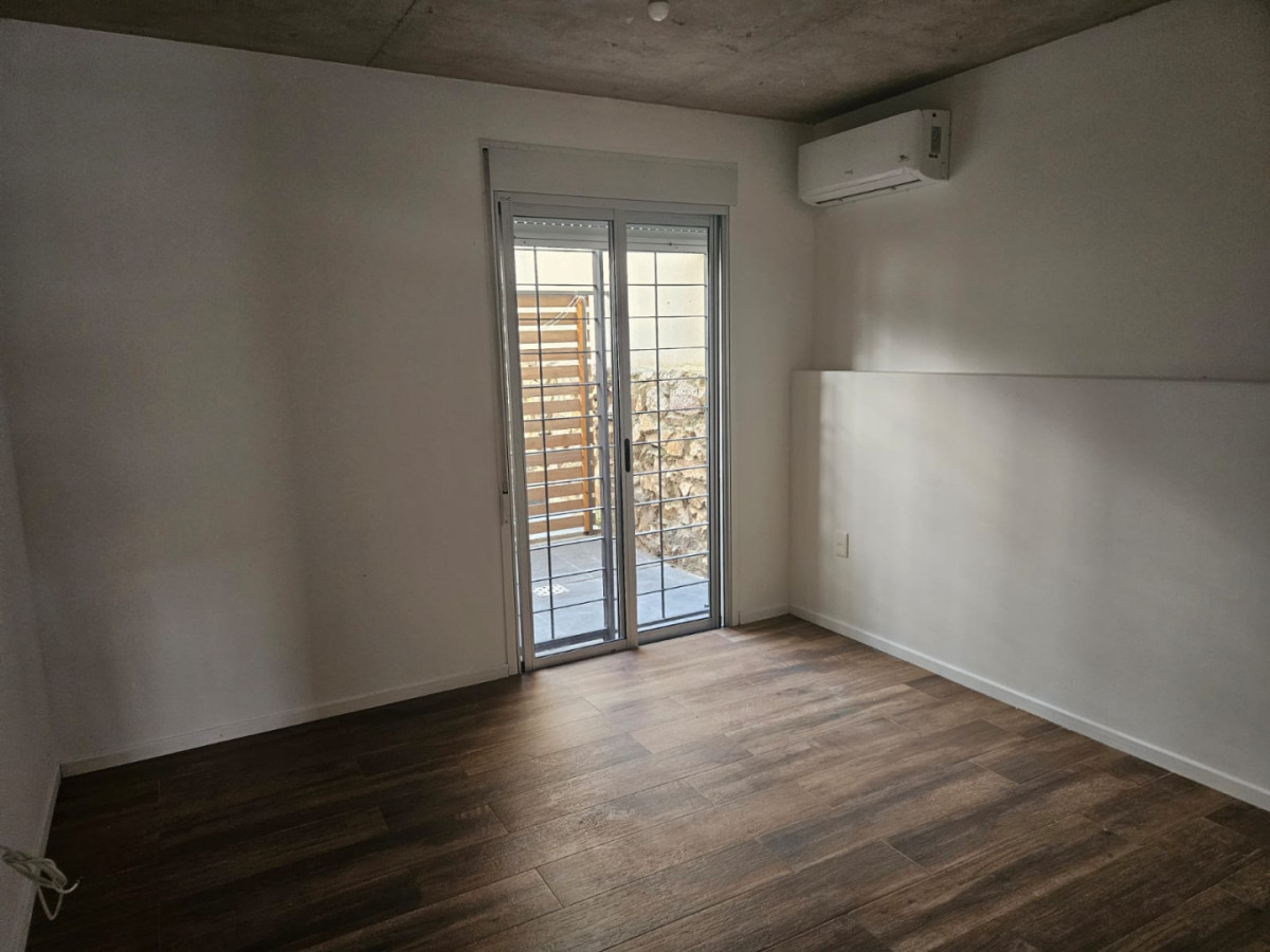 Apartamento ID.6010 - Alquiler Apartamento 1 Dormitorio Pocitos con patio y cochera