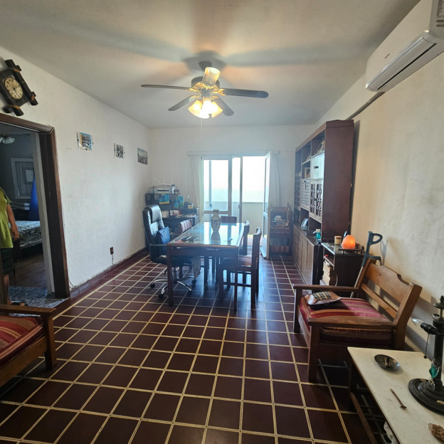 Apartamento ID.5538 - Venta Apartamento 2 Dormitorios Ciudad Vieja con balcon