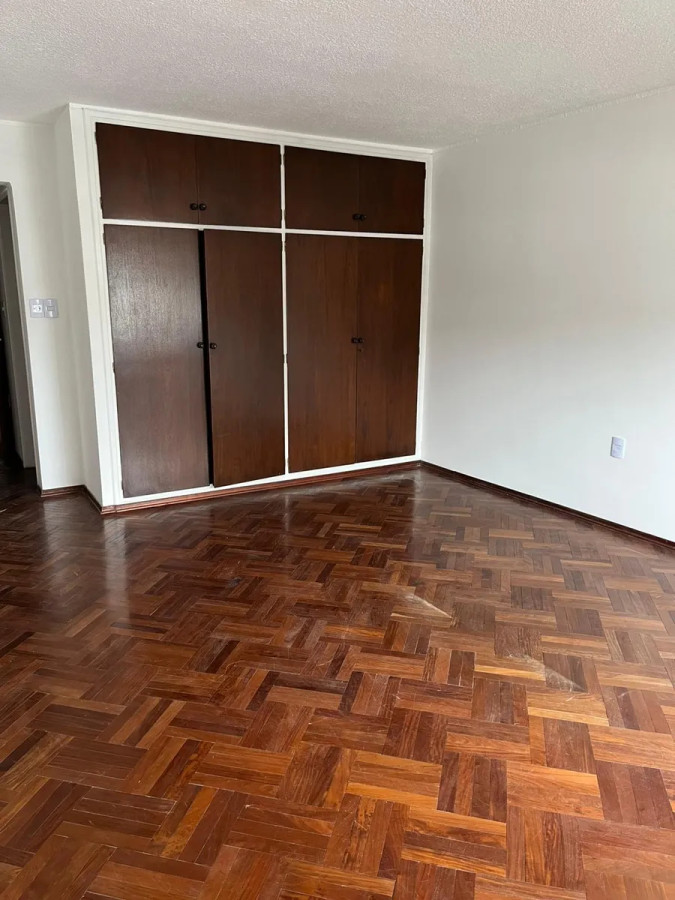 Apartamento ID.4986 - Alquiler Apartamento 4 Dormitorios Pocitos con balcon