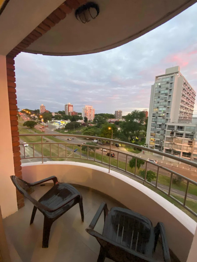 Apartamento ID.5124 - Alquiler Apartamento 2 Dormitorios Malvin con balcon 