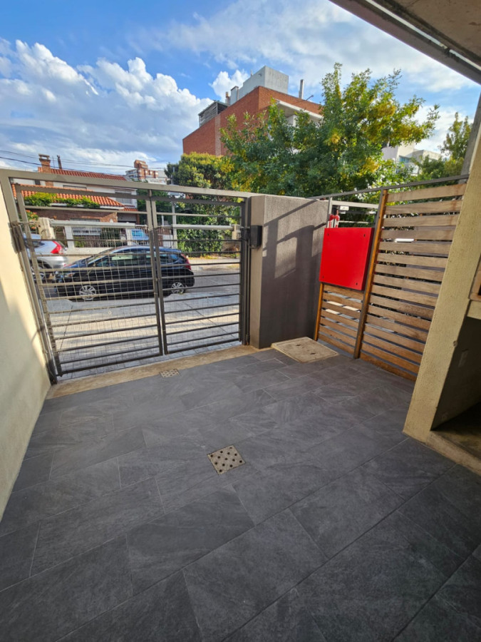 Apartamento ID.6010 - Alquiler Apartamento 1 Dormitorio Pocitos con patio y cochera