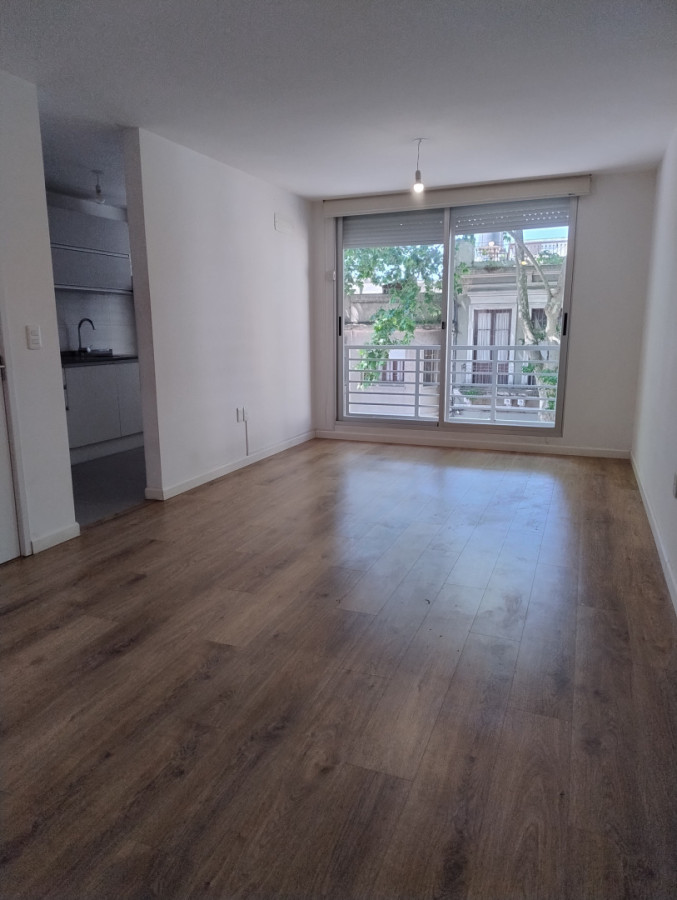 Apartamento ID.5547 - Alquiler Apartamento 2 Dormitorios Centro balcon y cochera