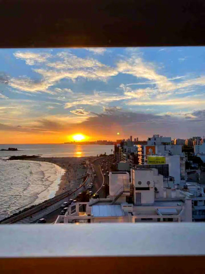 Apartamento ID.4361 - Alquiler Apartamento 3 Dormitorios Malvin Amoblado Frente a Playa